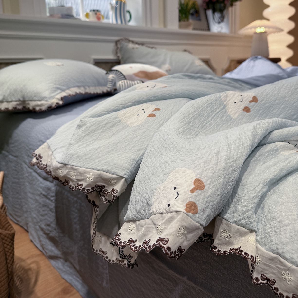 91家纺网 家纺一手货源 找家纺 水墨江南 2026新款泡芙纱全棉花边夏被四件套 花边夏被-可爱云朵