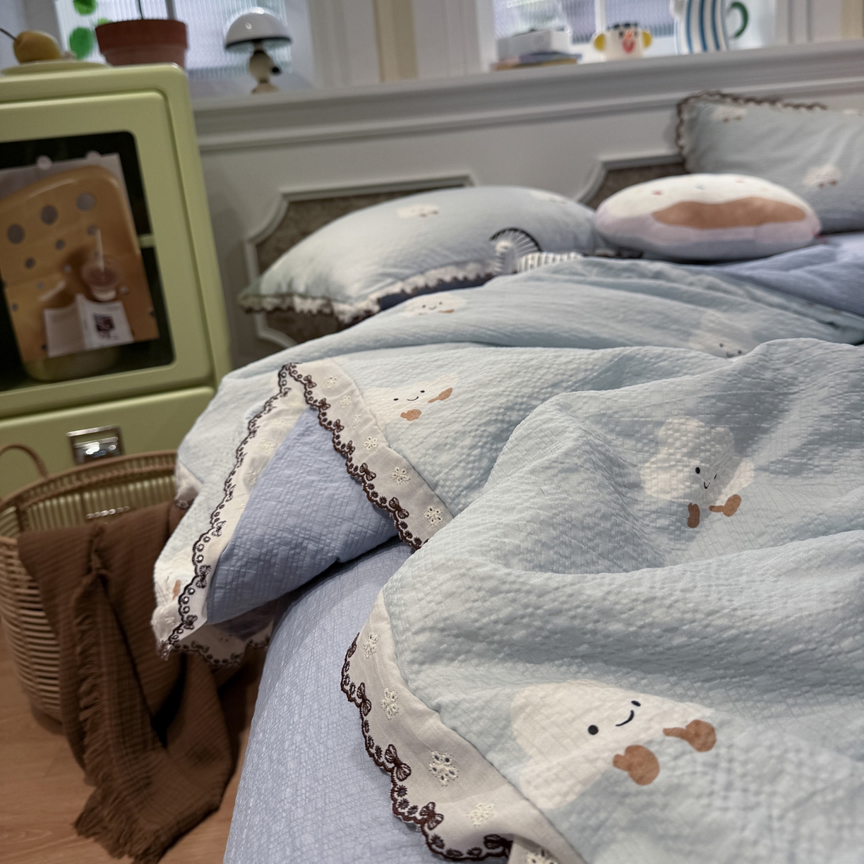 91家纺网 家纺一手货源 找家纺 水墨江南 2026新款泡芙纱全棉花边夏被四件套 花边夏被-可爱云朵