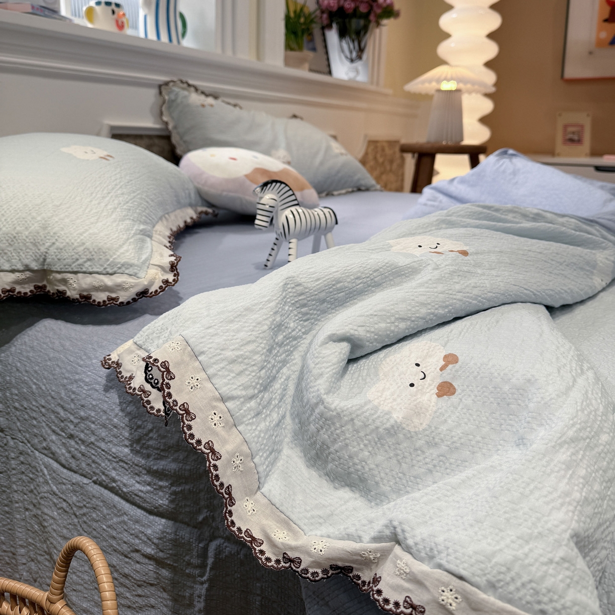 91家纺网 家纺一手货源 找家纺 水墨江南 2026新款泡芙纱全棉花边夏被四件套 花边夏被-可爱云朵