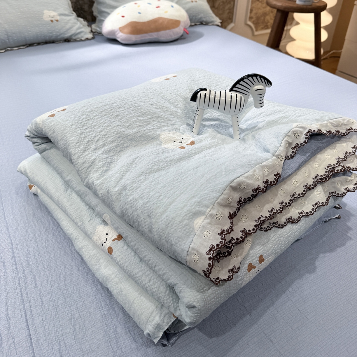 91家纺网 家纺一手货源 找家纺 水墨江南 2026新款泡芙纱全棉花边夏被四件套 花边夏被-可爱云朵