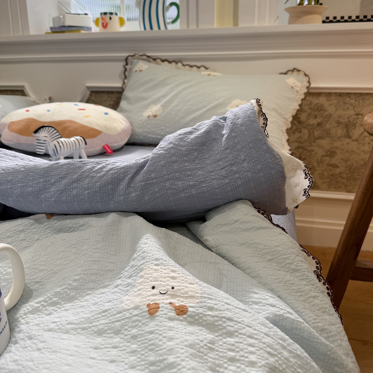 91家纺网 家纺一手货源 找家纺 水墨江南 2026新款泡芙纱全棉花边夏被四件套 花边夏被-可爱云朵