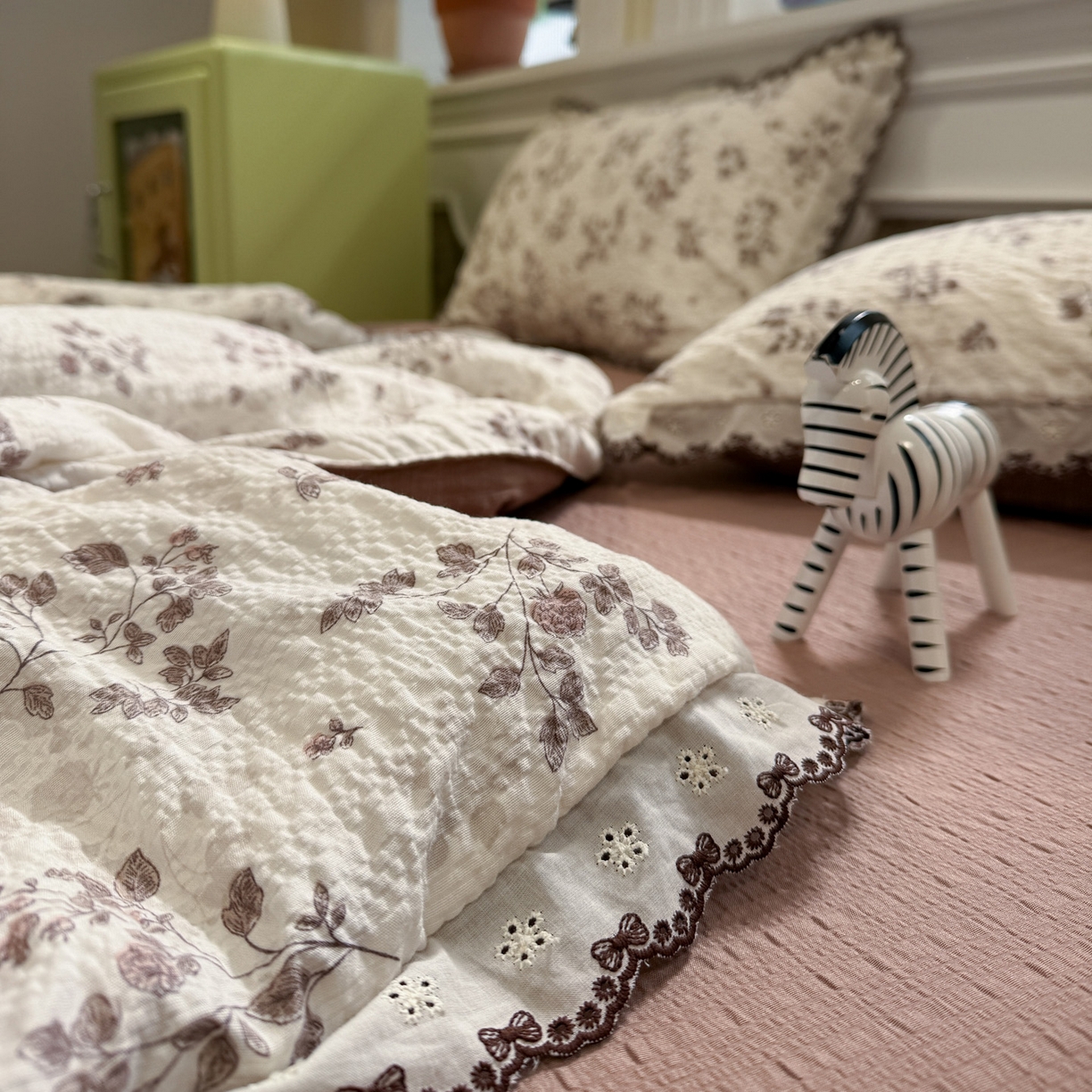 91家纺网 家纺一手货源 找家纺 水墨江南 2026新款泡芙纱全棉花边夏被四件套 花边夏被-慕秋