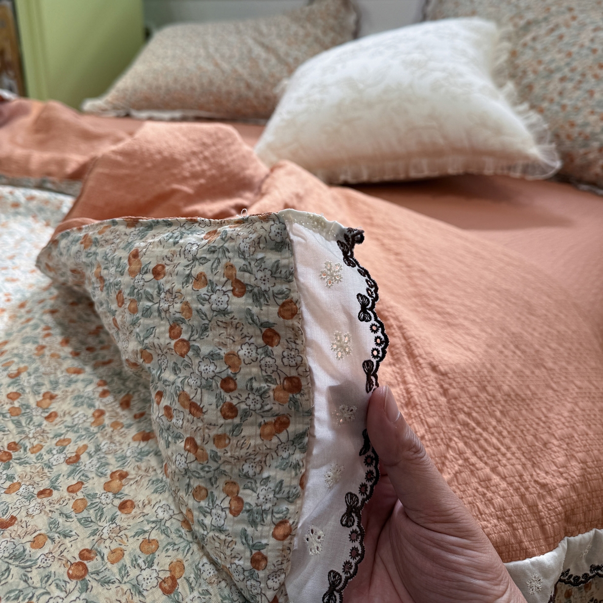 91家纺网 家纺一手货源 找家纺 水墨江南 2026新款泡芙纱全棉花边夏被四件套 花边夏被-甜果果