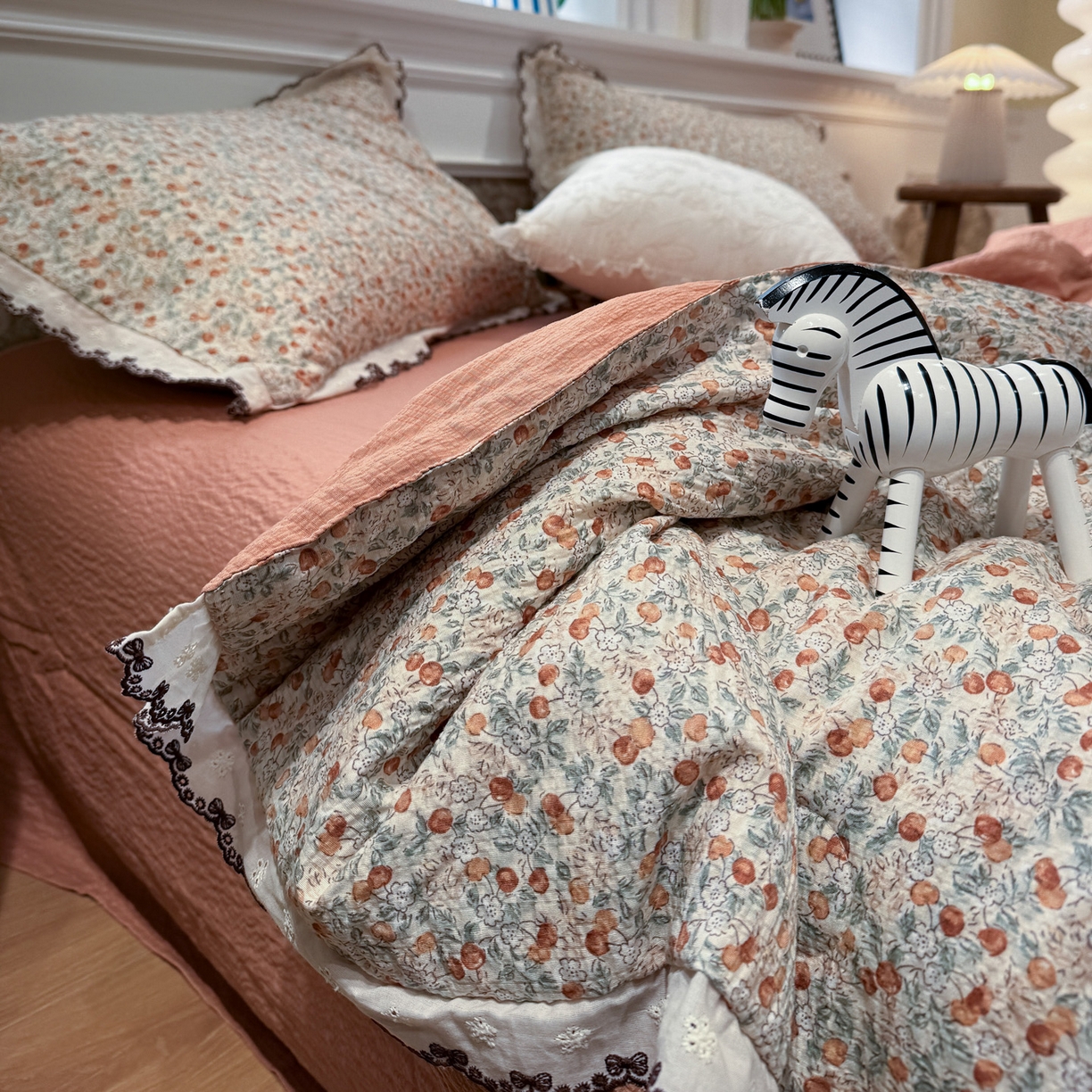 91家纺网 家纺一手货源 找家纺 水墨江南 2026新款泡芙纱全棉花边夏被四件套 花边夏被-甜果果