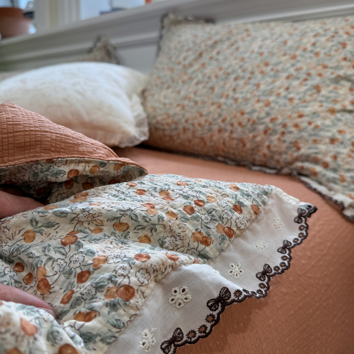 91家纺网 家纺一手货源 找家纺 水墨江南 2026新款泡芙纱全棉花边夏被四件套 花边夏被-甜果果