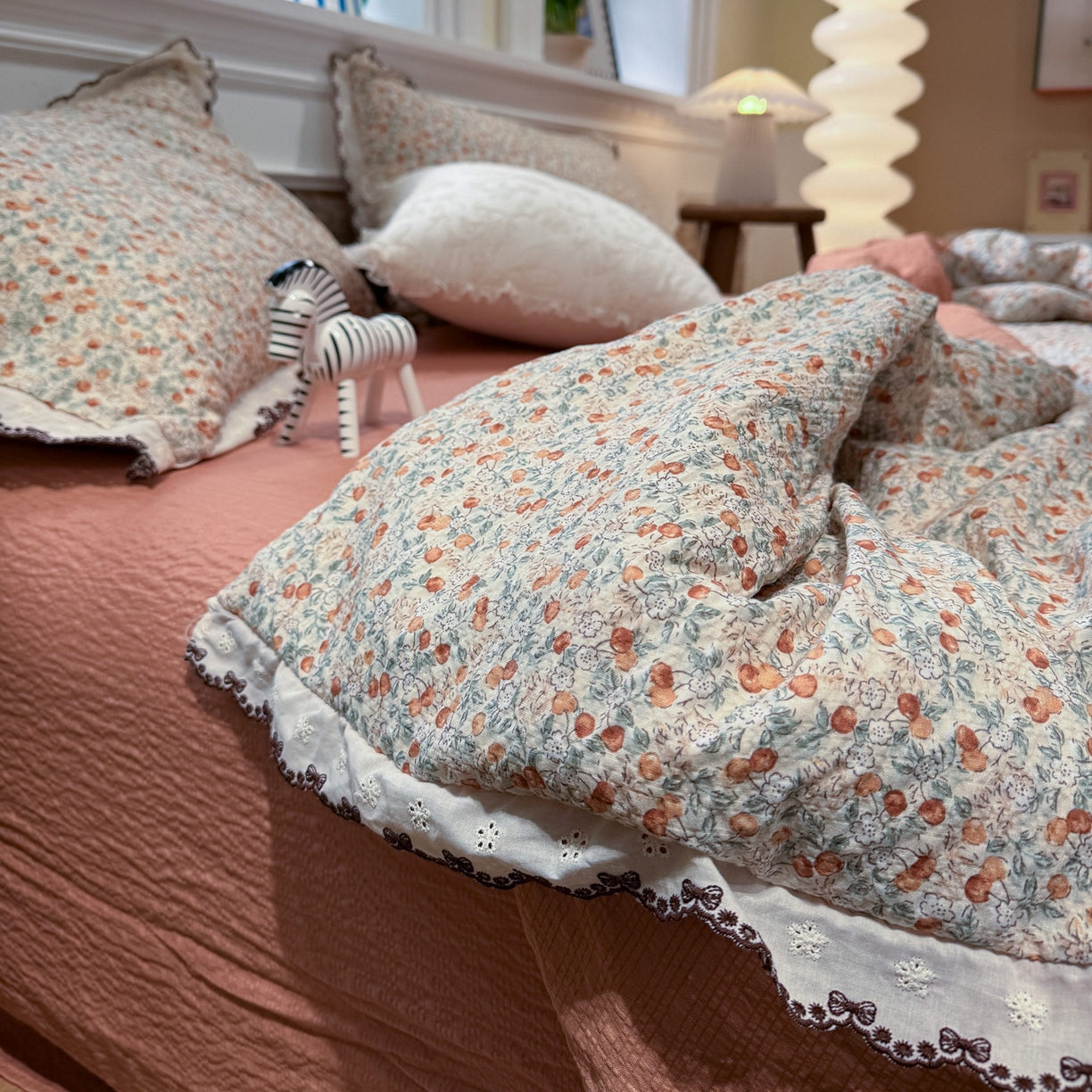 91家纺网 家纺一手货源 找家纺 水墨江南 2026新款泡芙纱全棉花边夏被四件套 花边夏被-甜果果