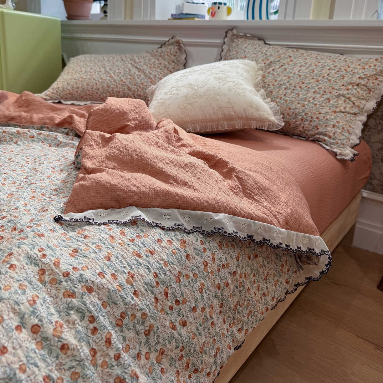 91家纺网 家纺一手货源 找家纺 水墨江南 2026新款泡芙纱全棉花边夏被四件套 花边夏被-甜果果