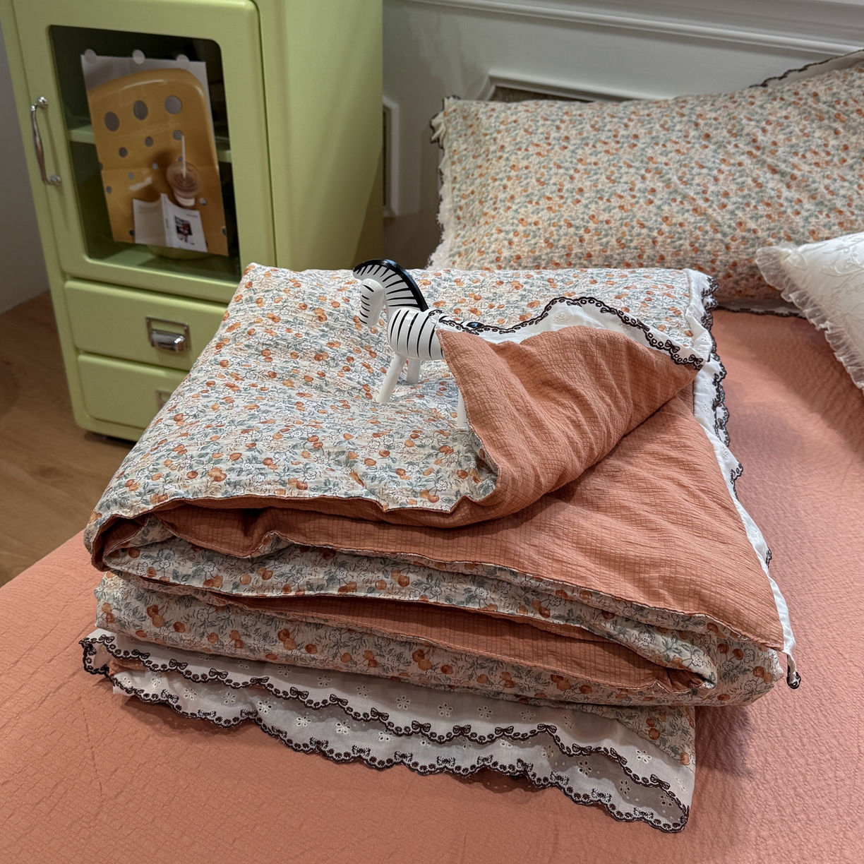 91家纺网 家纺一手货源 找家纺 水墨江南 2026新款泡芙纱全棉花边夏被四件套 花边夏被-甜果果