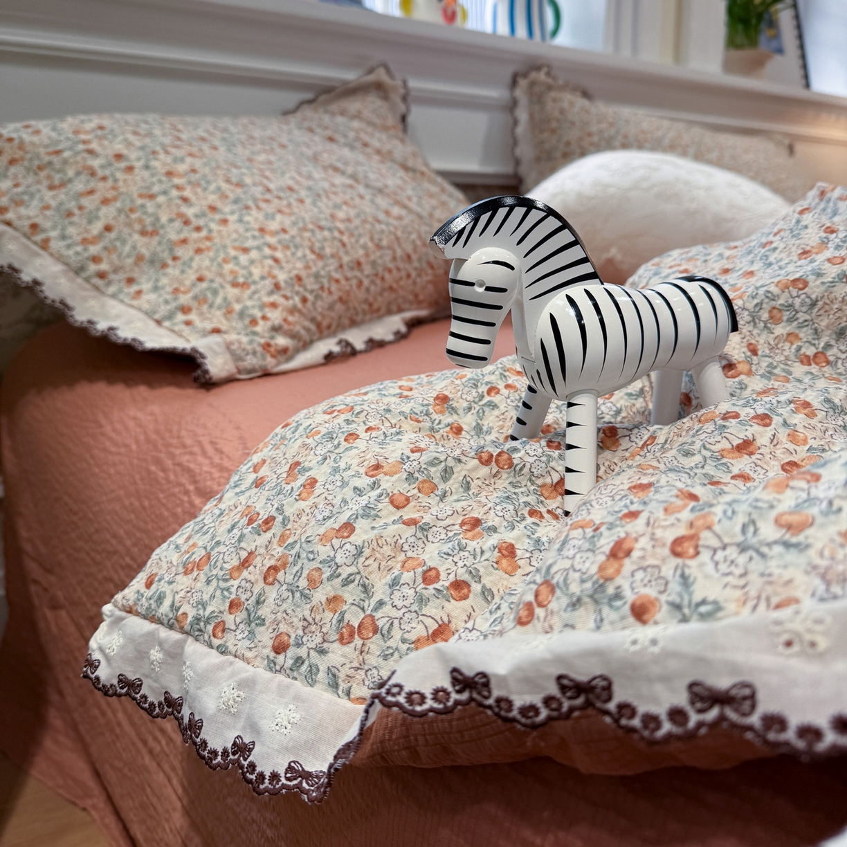 91家纺网 家纺一手货源 找家纺 水墨江南 2026新款泡芙纱全棉花边夏被四件套 花边夏被-甜果果