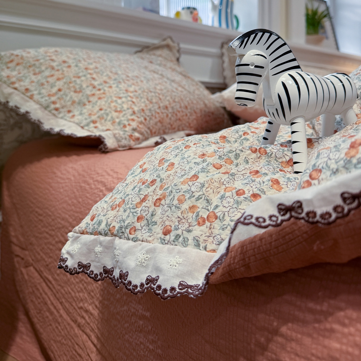 91家纺网 家纺一手货源 找家纺 水墨江南 2026新款泡芙纱全棉花边夏被四件套 花边夏被-甜果果