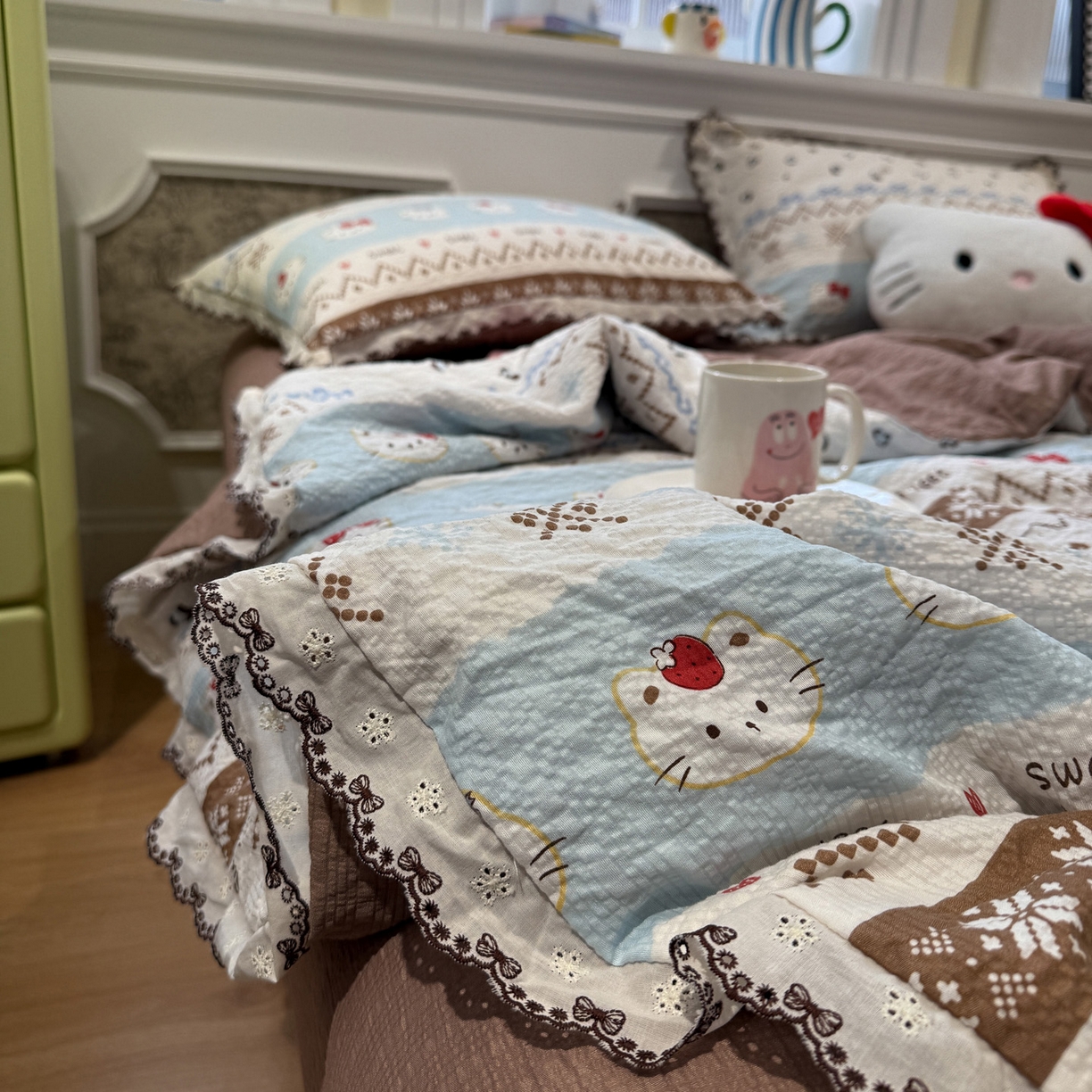 91家纺网 家纺一手货源 找家纺 水墨江南 2026新款泡芙纱全棉花边夏被四件套 花边夏被-甜甜猫