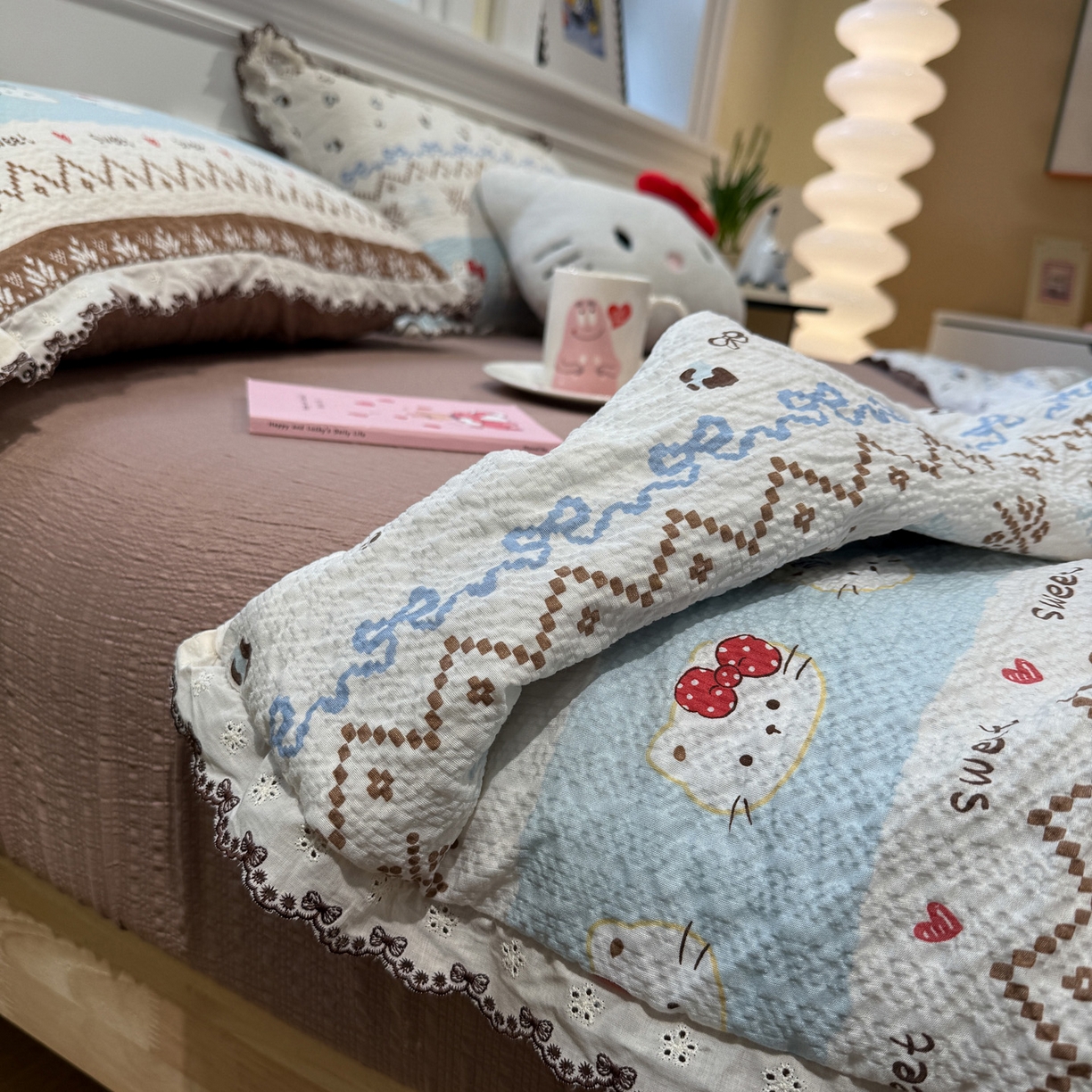 91家纺网 家纺一手货源 找家纺 水墨江南 2026新款泡芙纱全棉花边夏被四件套 花边夏被-甜甜猫