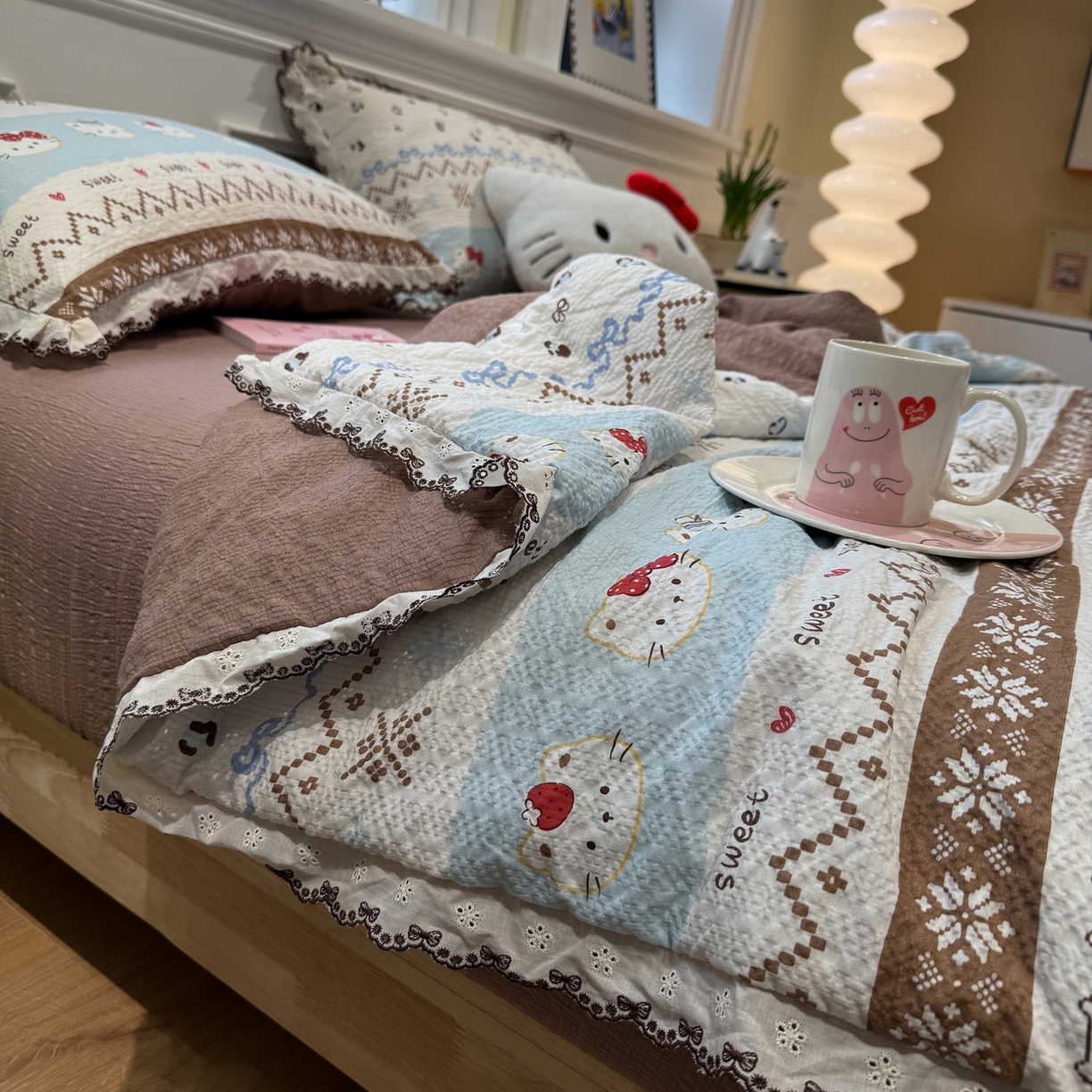 91家纺网 家纺一手货源 找家纺 水墨江南 2026新款泡芙纱全棉花边夏被四件套 花边夏被-甜甜猫