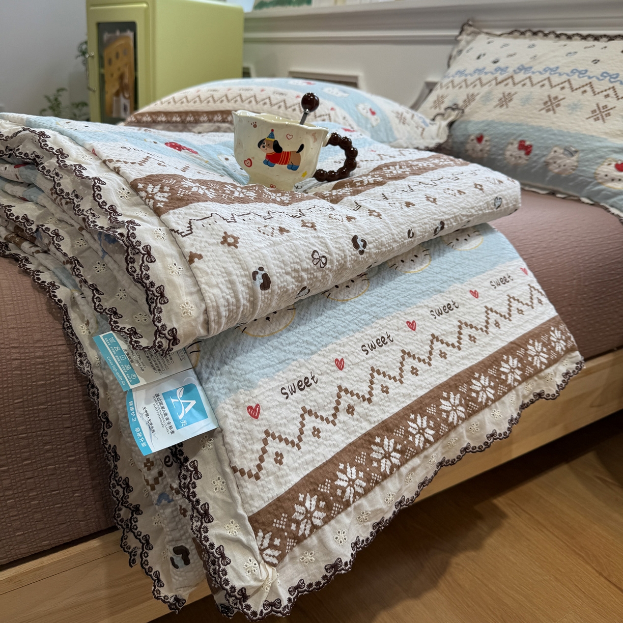91家纺网 家纺一手货源 找家纺 水墨江南 2026新款泡芙纱全棉花边夏被四件套 花边夏被-甜甜猫