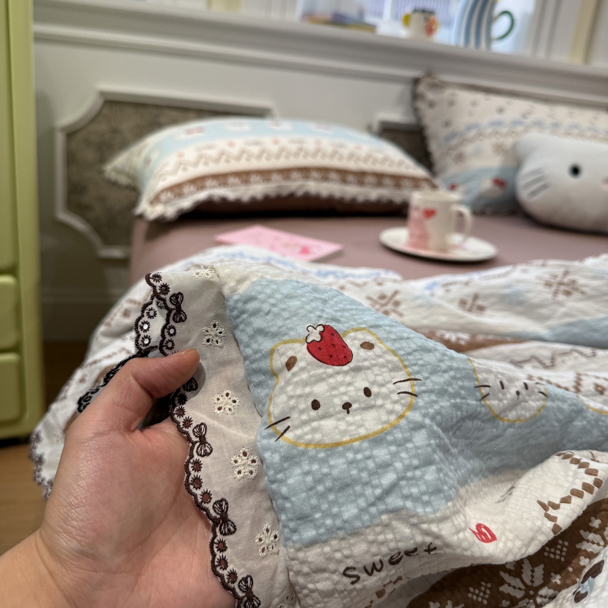 91家纺网 家纺一手货源 找家纺 水墨江南 2026新款泡芙纱全棉花边夏被四件套 花边夏被-甜甜猫