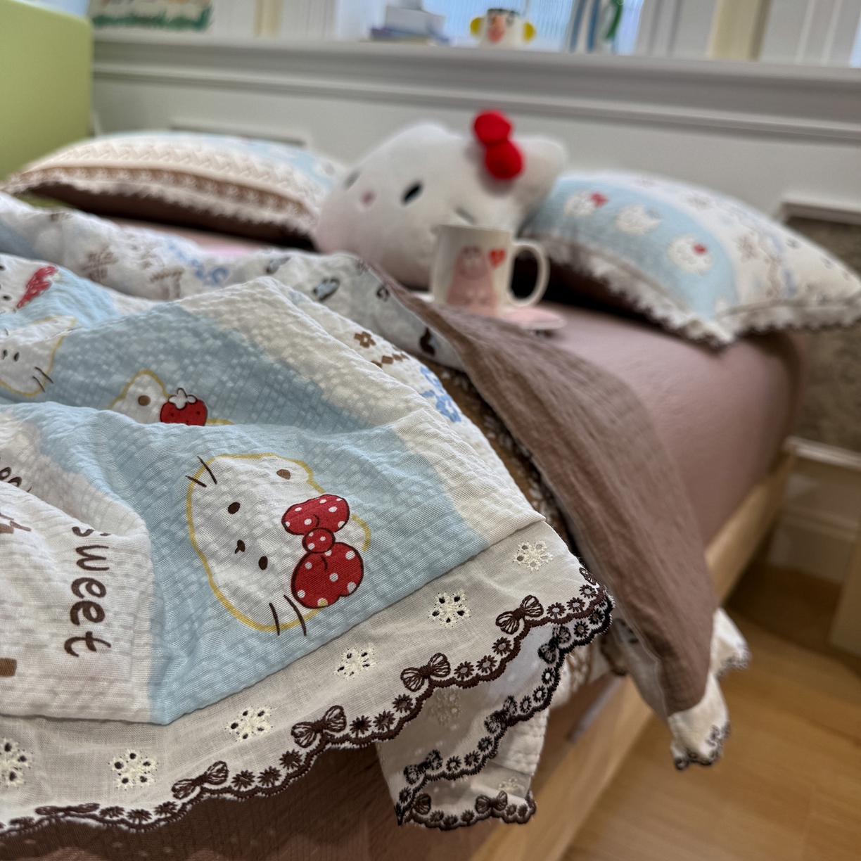 91家纺网 家纺一手货源 找家纺 水墨江南 2026新款泡芙纱全棉花边夏被四件套 花边夏被-甜甜猫