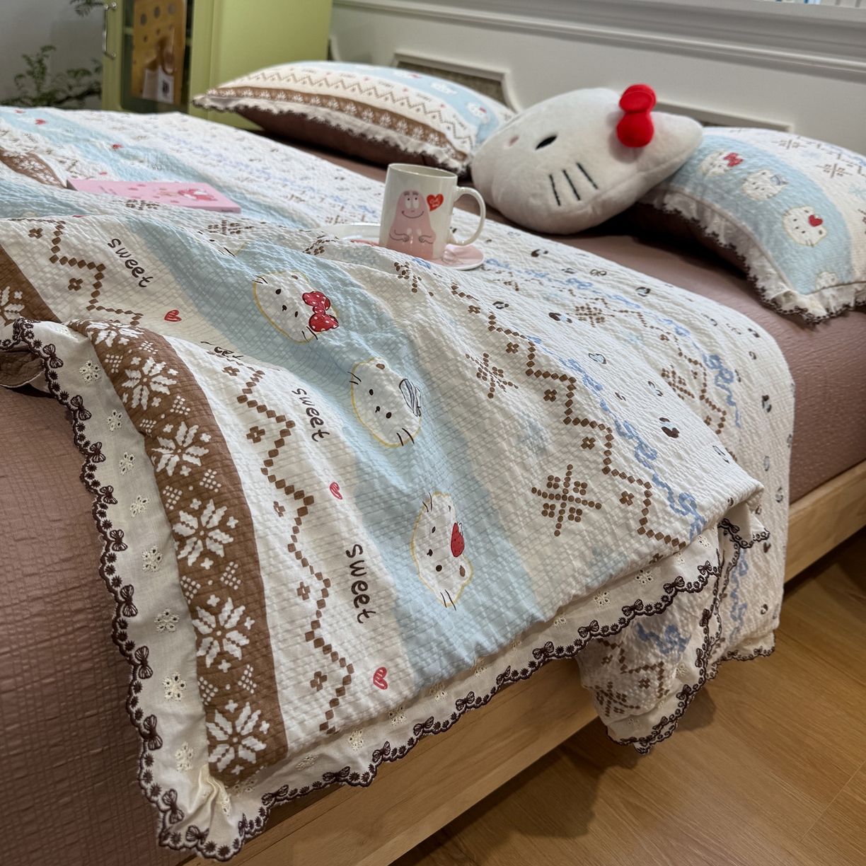 91家纺网 家纺一手货源 找家纺 水墨江南 2026新款泡芙纱全棉花边夏被四件套 花边夏被-甜甜猫