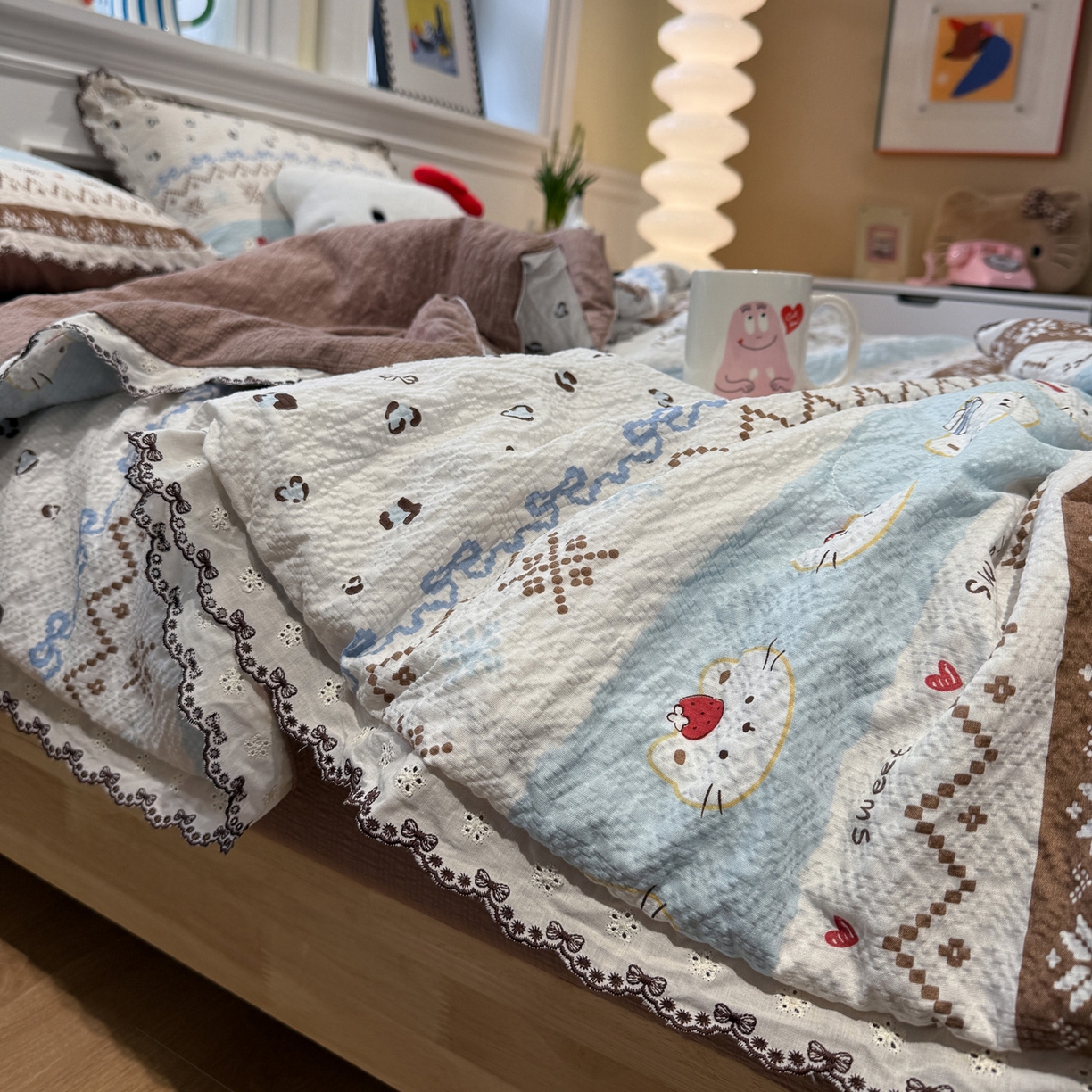 91家纺网 家纺一手货源 找家纺 水墨江南 2026新款泡芙纱全棉花边夏被四件套 花边夏被-甜甜猫