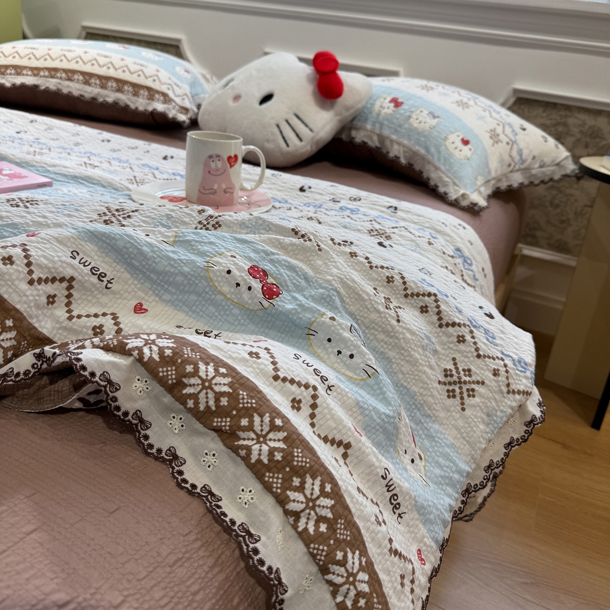 91家纺网 家纺一手货源 找家纺 水墨江南 2026新款泡芙纱全棉花边夏被四件套 花边夏被-甜甜猫