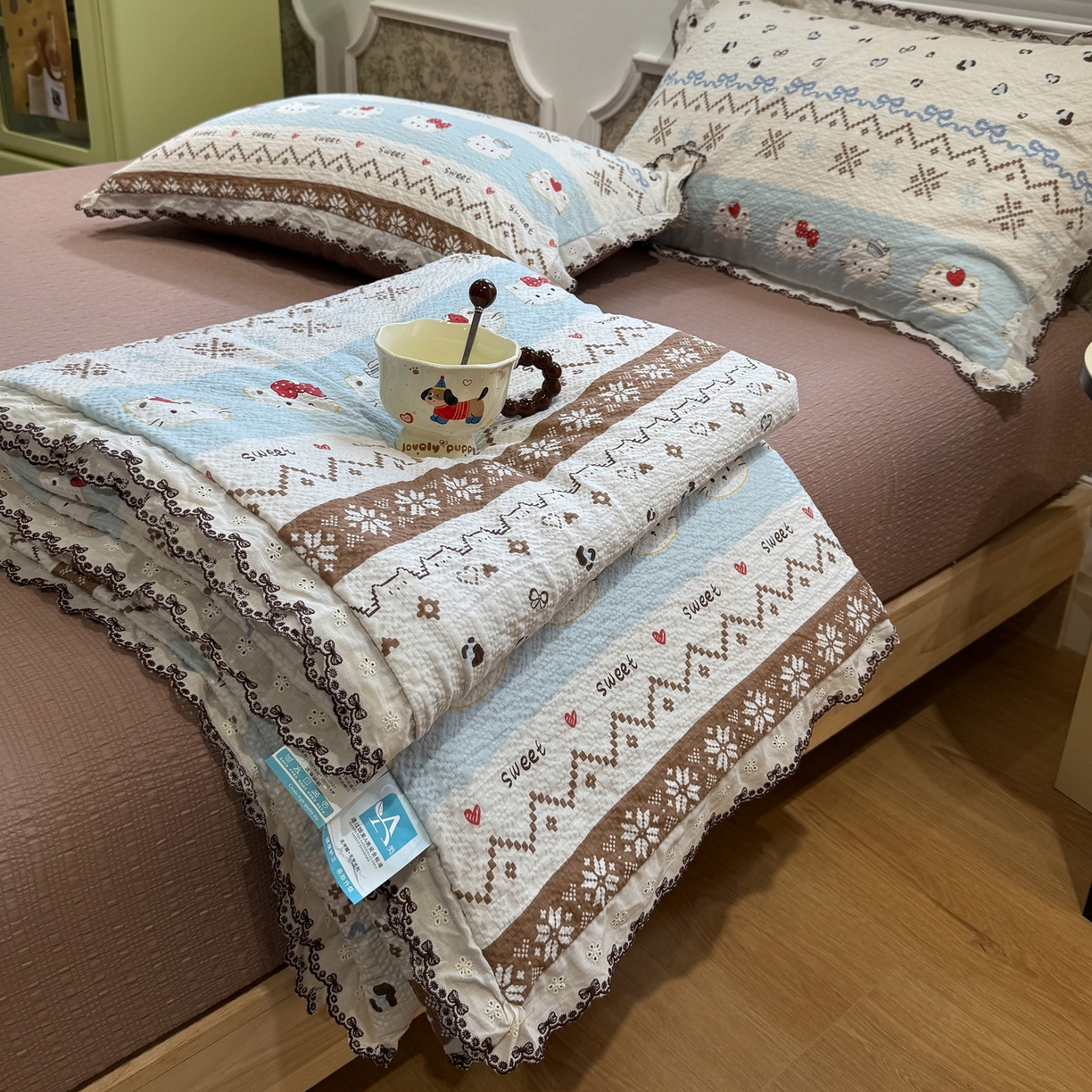 91家纺网 家纺一手货源 找家纺 水墨江南 2026新款泡芙纱全棉花边夏被四件套 花边夏被-甜甜猫