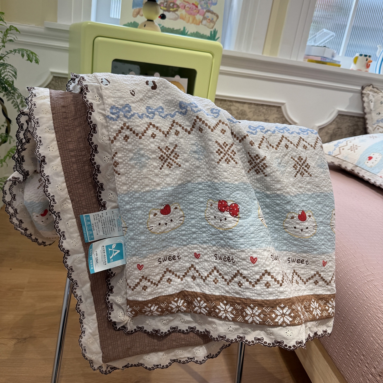 91家纺网 家纺一手货源 找家纺 水墨江南 2026新款泡芙纱全棉花边夏被四件套 花边夏被-甜甜猫