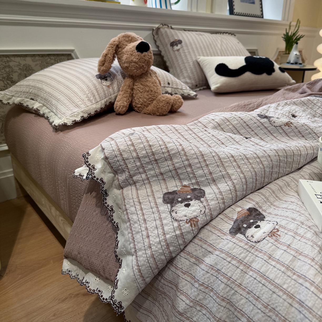 91家纺网 家纺一手货源 找家纺 水墨江南 2026新款泡芙纱全棉花边夏被四件套 花边夏被-条纹狗