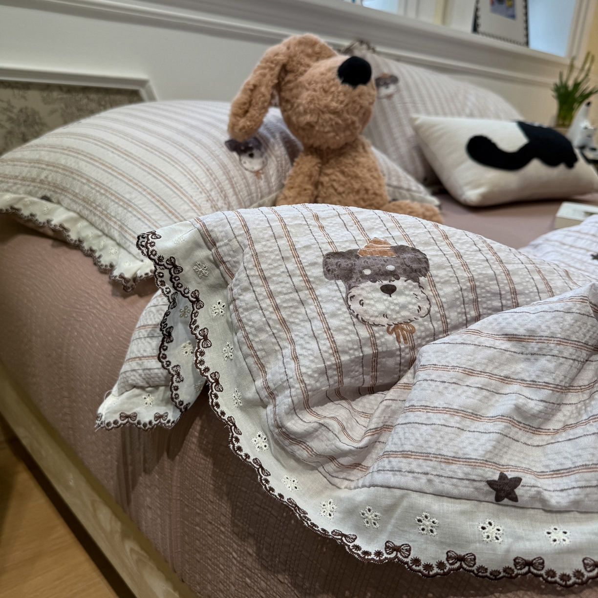 91家纺网 家纺一手货源 找家纺 水墨江南 2026新款泡芙纱全棉花边夏被四件套 花边夏被-条纹狗