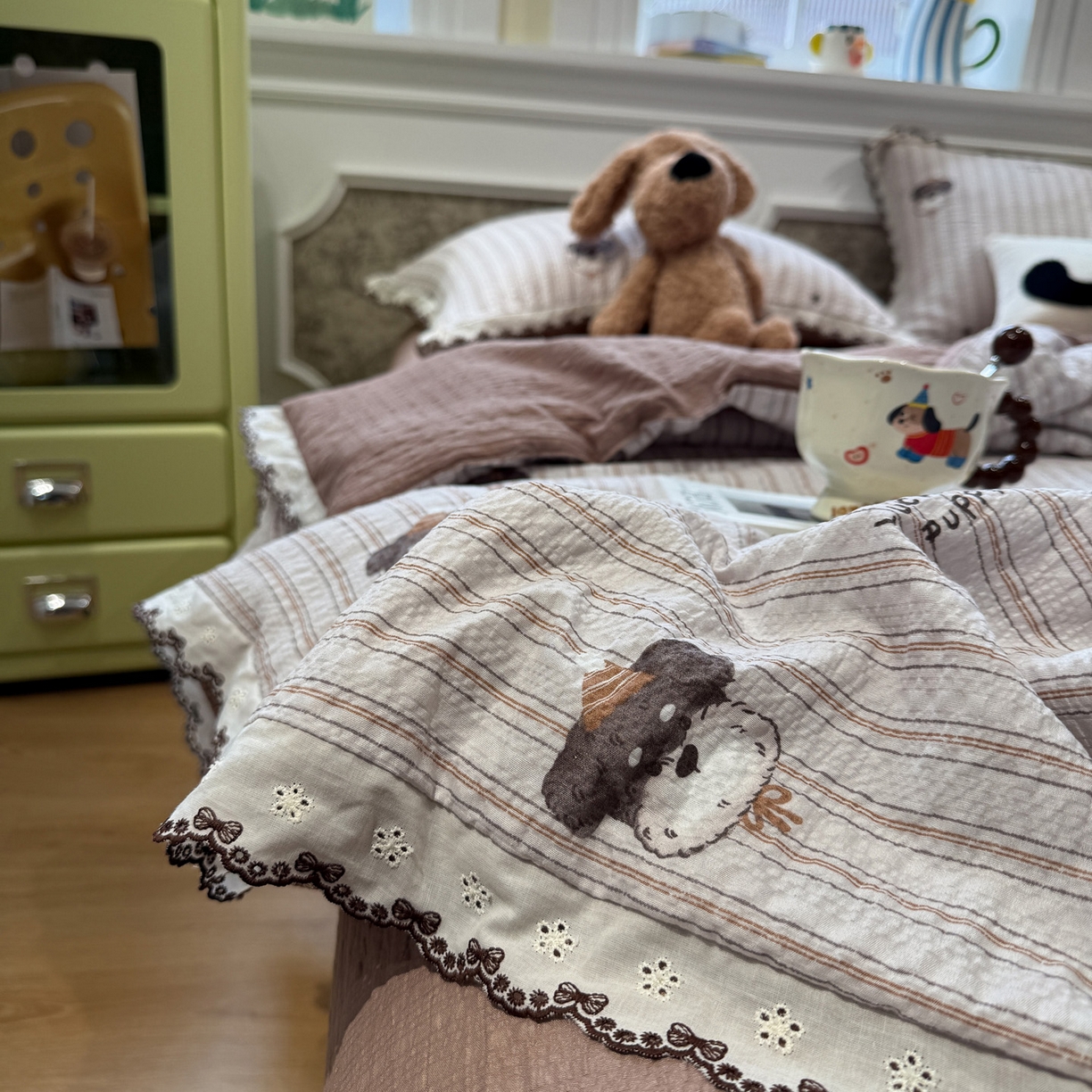 91家纺网 家纺一手货源 找家纺 水墨江南 2026新款泡芙纱全棉花边夏被四件套 花边夏被-条纹狗