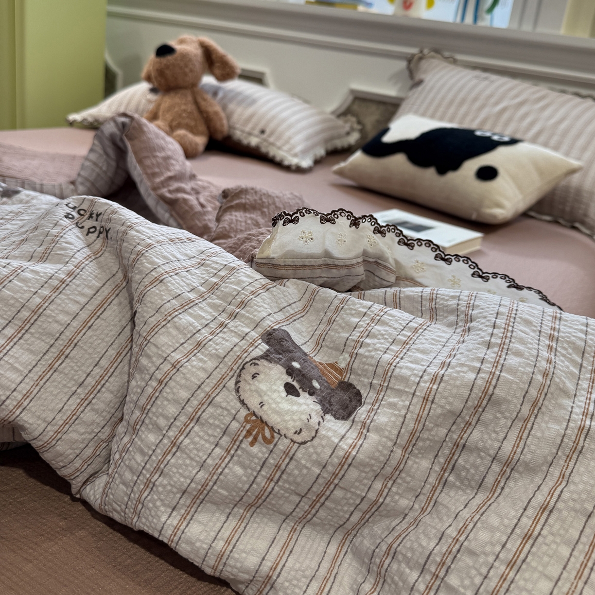 91家纺网 家纺一手货源 找家纺 水墨江南 2026新款泡芙纱全棉花边夏被四件套 花边夏被-条纹狗