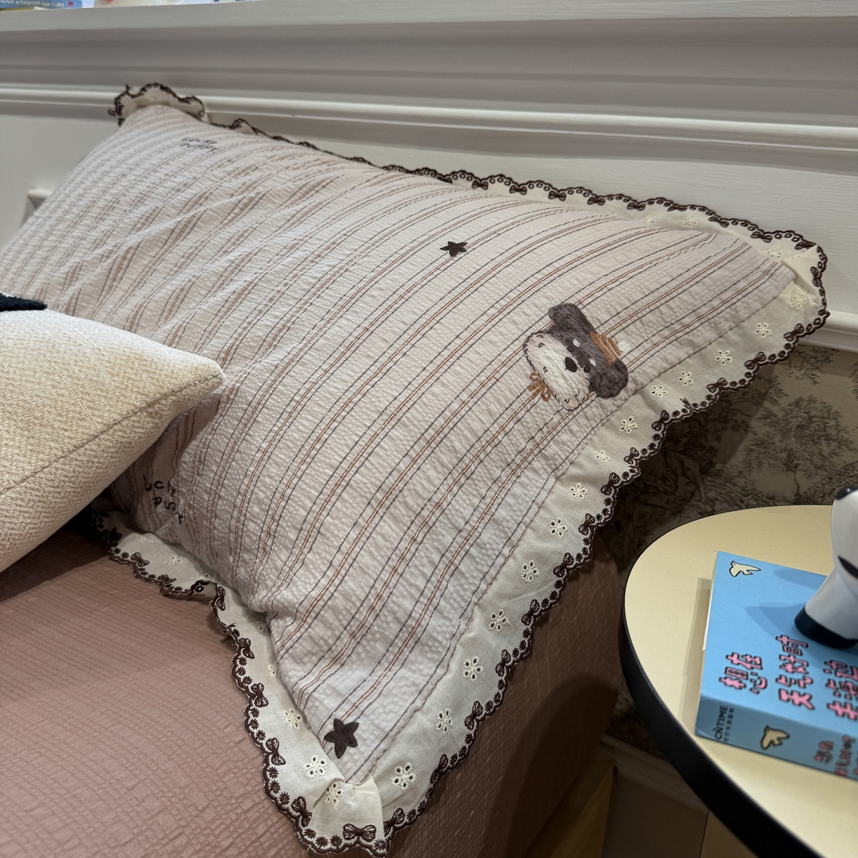 91家纺网 家纺一手货源 找家纺 水墨江南 2026新款泡芙纱全棉花边夏被四件套 花边夏被-条纹狗