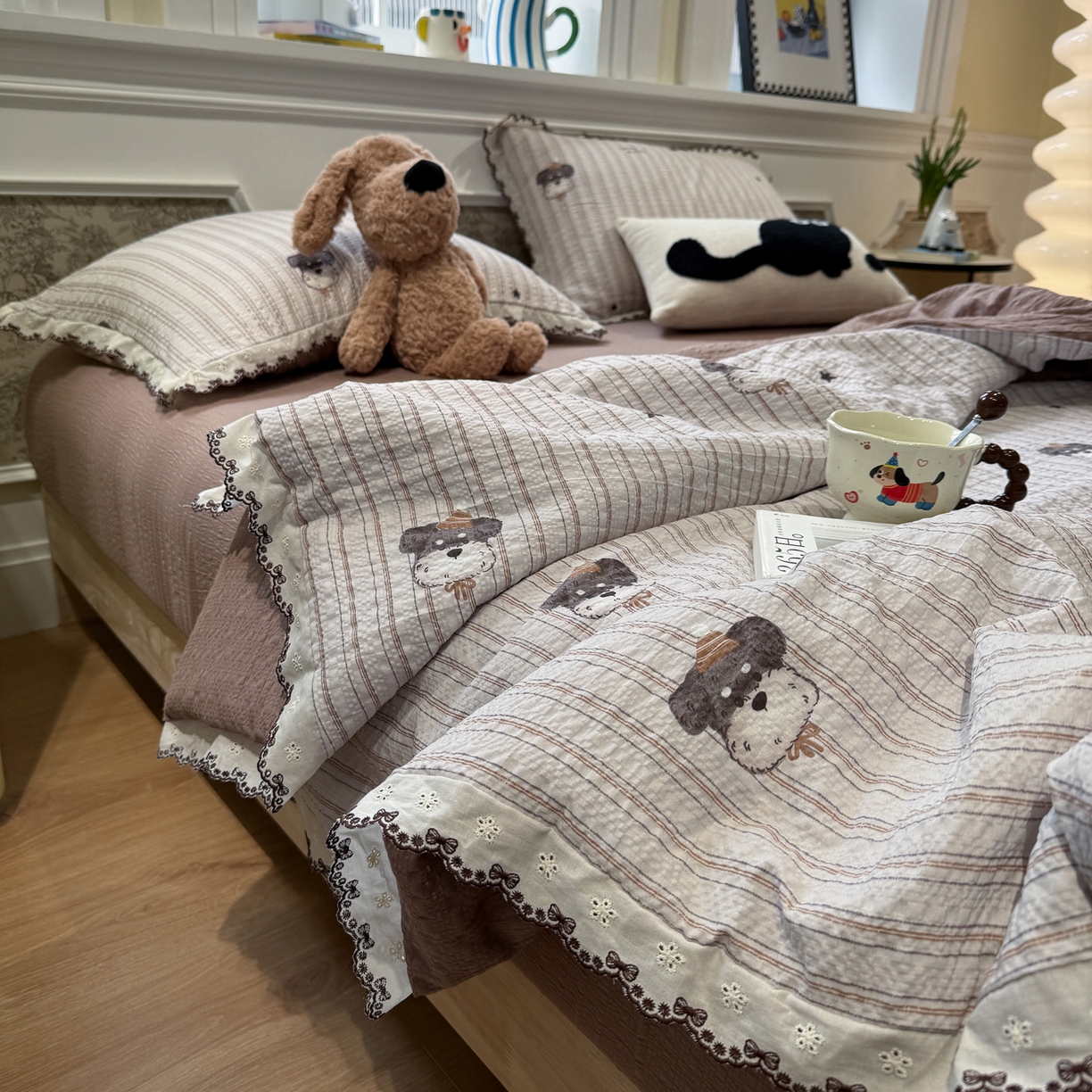 91家纺网 家纺一手货源 找家纺 水墨江南 2026新款泡芙纱全棉花边夏被四件套 花边夏被-条纹狗