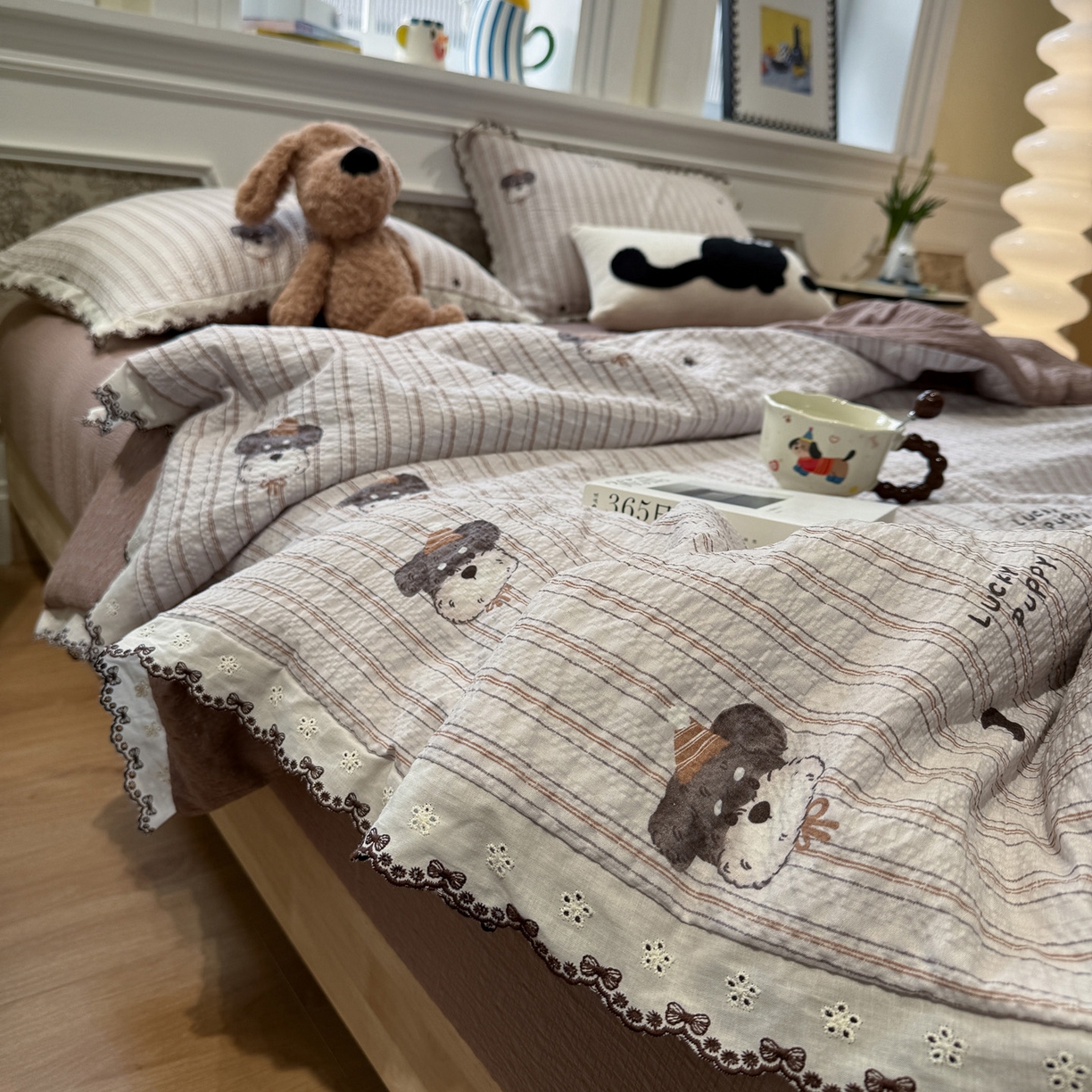 91家纺网 家纺一手货源 找家纺 水墨江南 2026新款泡芙纱全棉花边夏被四件套 花边夏被-条纹狗