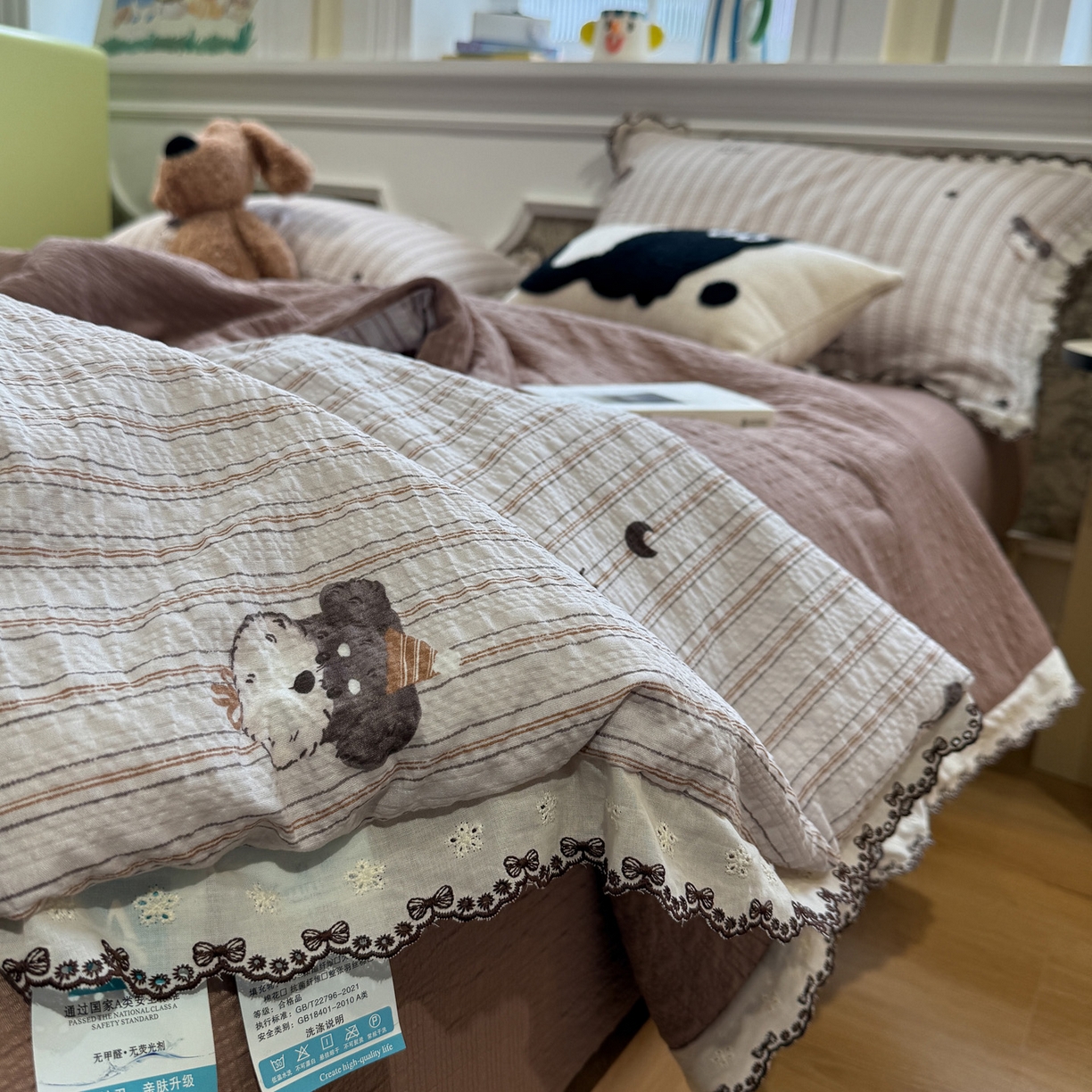 91家纺网 家纺一手货源 找家纺 水墨江南 2026新款泡芙纱全棉花边夏被四件套 花边夏被-条纹狗