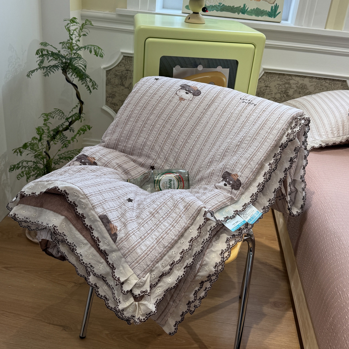 91家纺网 家纺一手货源 找家纺 水墨江南 2026新款泡芙纱全棉花边夏被四件套 花边夏被-条纹狗