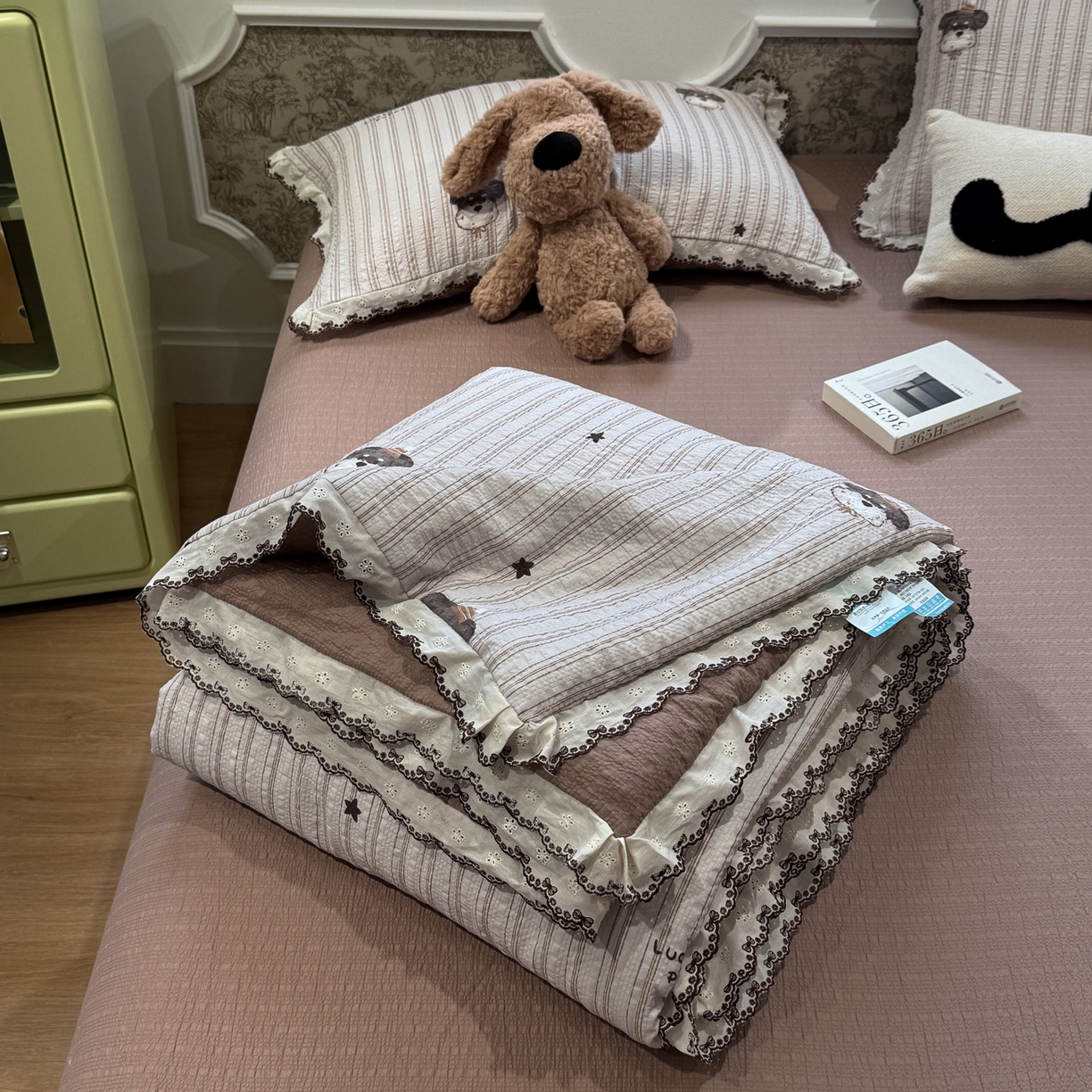 91家纺网 家纺一手货源 找家纺 水墨江南 2026新款泡芙纱全棉花边夏被四件套 花边夏被-条纹狗