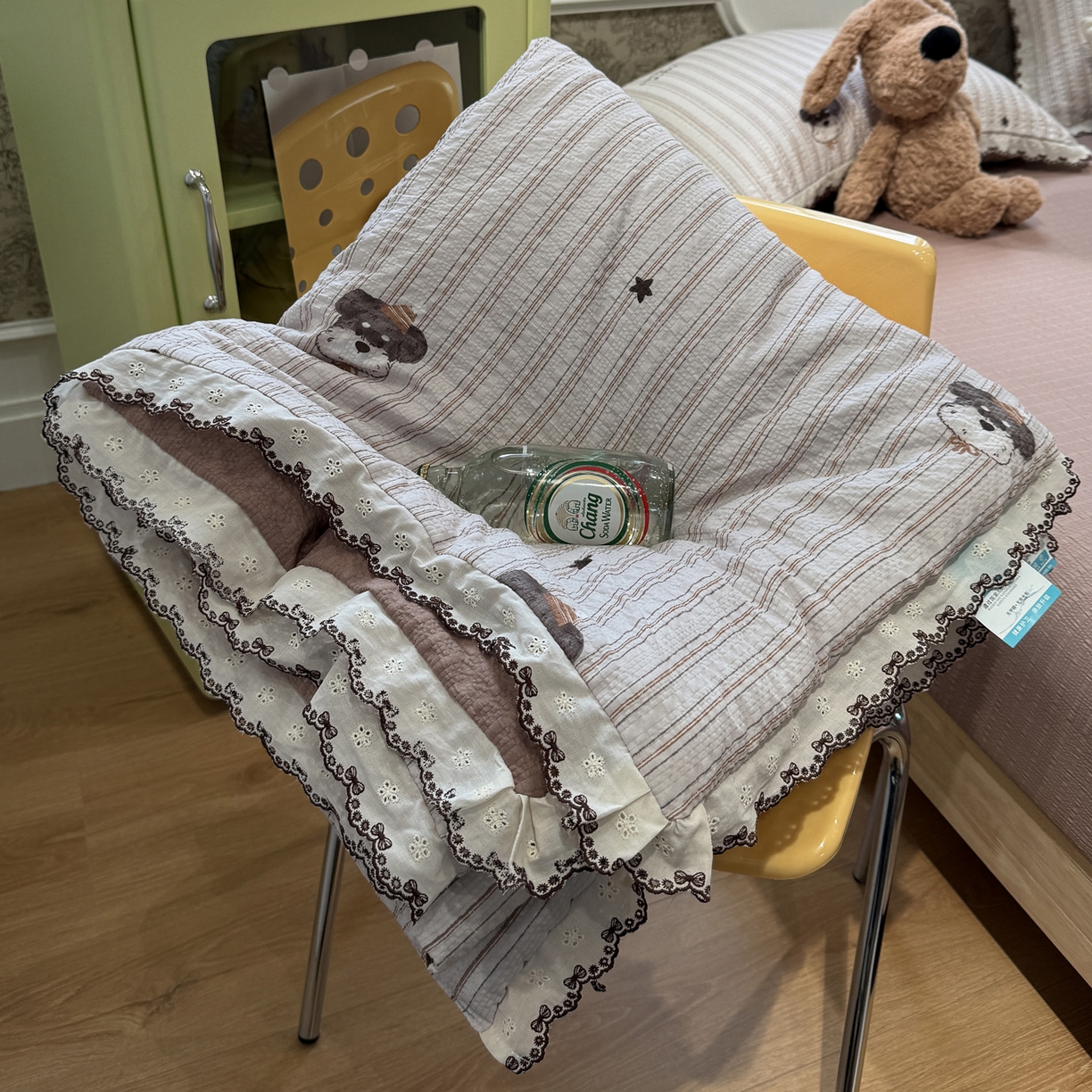 91家纺网 家纺一手货源 找家纺 水墨江南 2026新款泡芙纱全棉花边夏被四件套 花边夏被-条纹狗