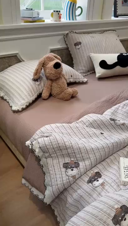 91家纺网 家纺一手货源 找家纺 水墨江南 2026新款泡芙纱全棉花边夏被四件套 花边夏被-条纹狗