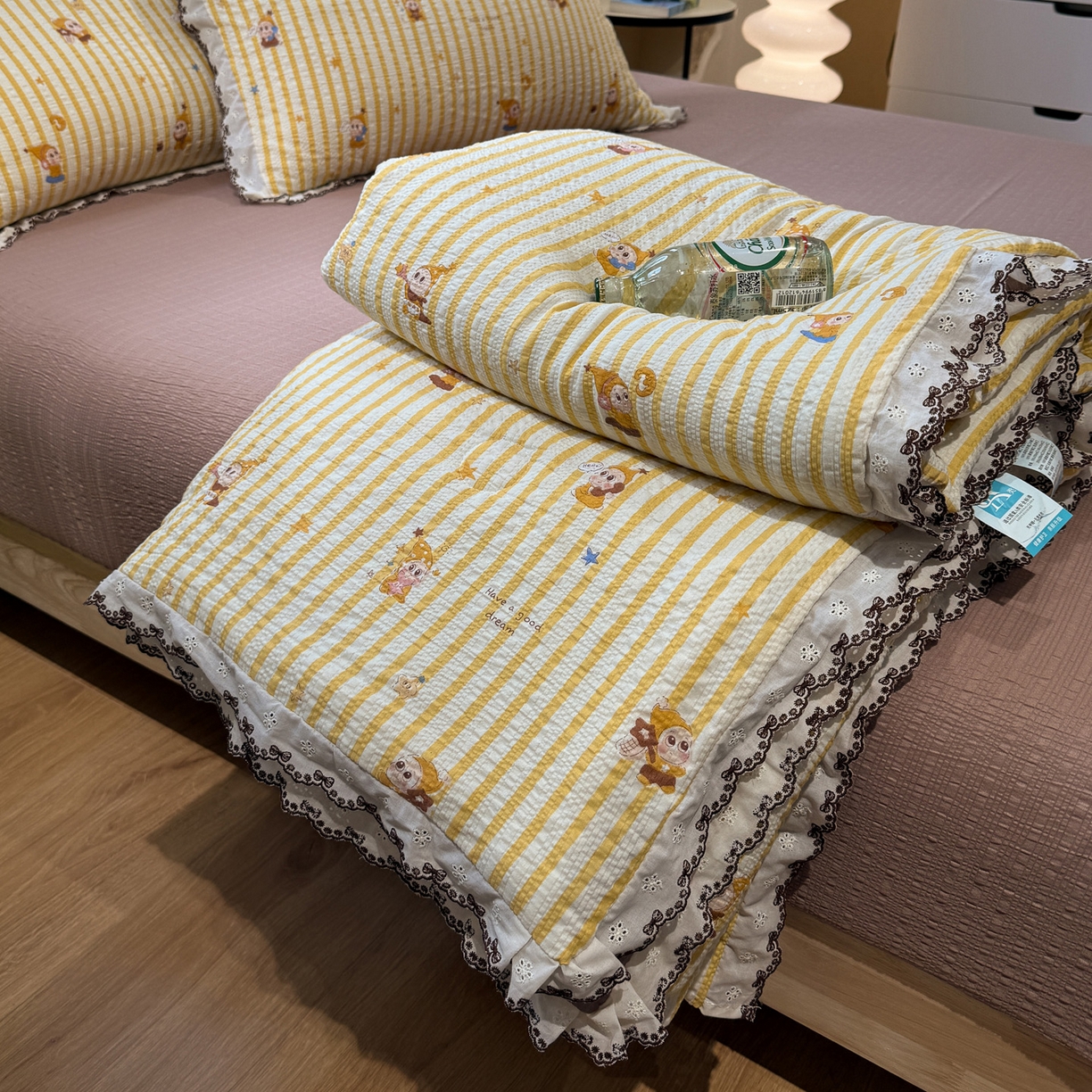 91家纺网 家纺一手货源 找家纺 水墨江南 2026新款泡芙纱全棉花边夏被四件套 花边夏被-条纹星仔