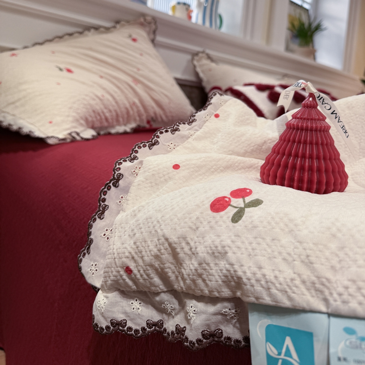 91家纺网 家纺一手货源 找家纺 水墨江南 2026新款泡芙纱全棉花边夏被四件套 花边夏被-樱桃啵啵