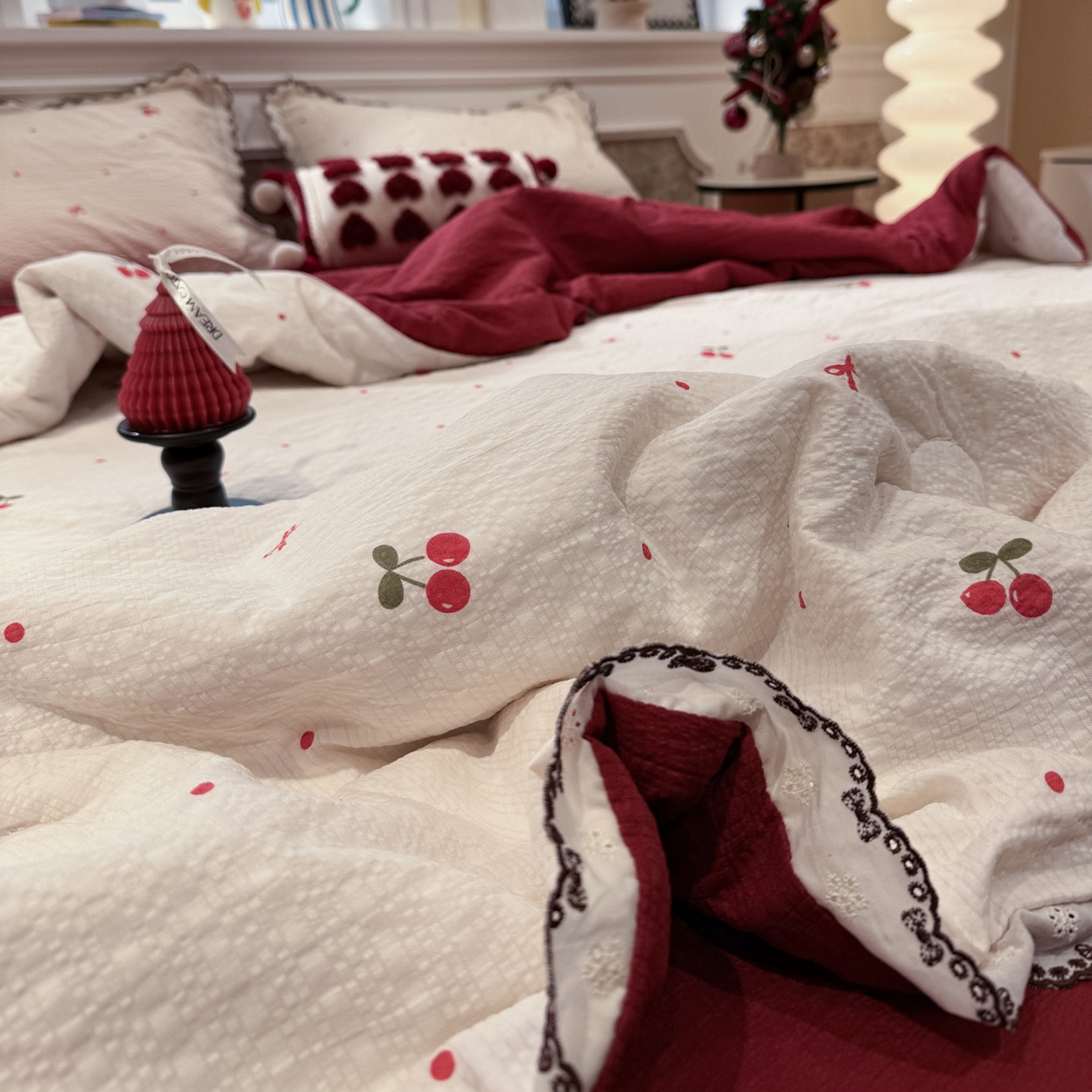 91家纺网 家纺一手货源 找家纺 水墨江南 2026新款泡芙纱全棉花边夏被四件套 花边夏被-樱桃啵啵