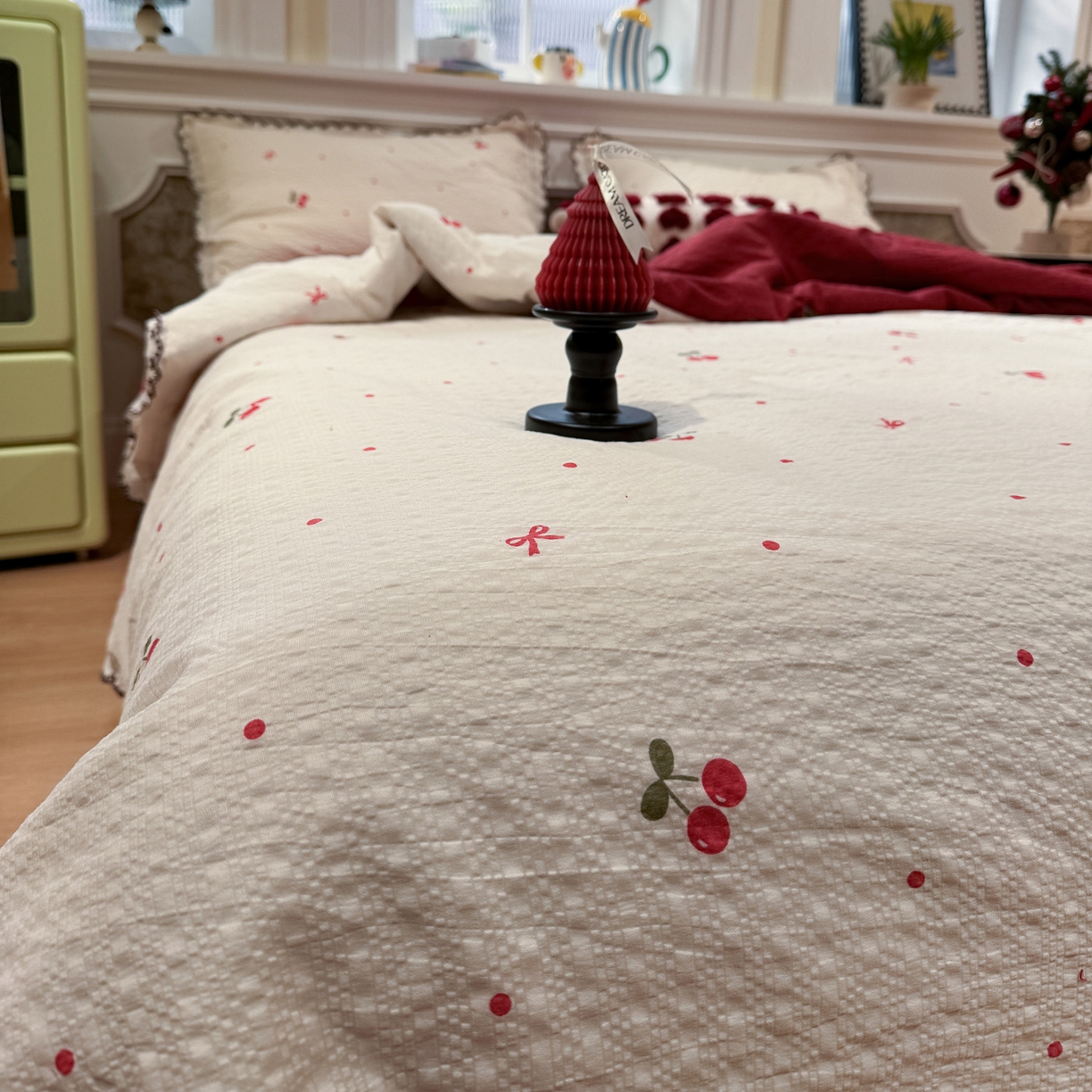 91家纺网 家纺一手货源 找家纺 水墨江南 2026新款泡芙纱全棉花边夏被四件套 花边夏被-樱桃啵啵