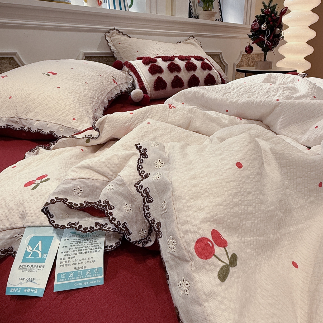 91家纺网 家纺一手货源 找家纺 水墨江南 2026新款泡芙纱全棉花边夏被四件套 花边夏被-樱桃啵啵