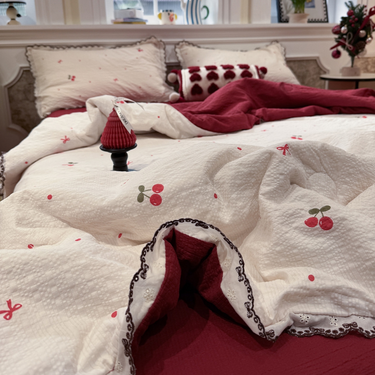 91家纺网 家纺一手货源 找家纺 水墨江南 2026新款泡芙纱全棉花边夏被四件套 花边夏被-樱桃啵啵