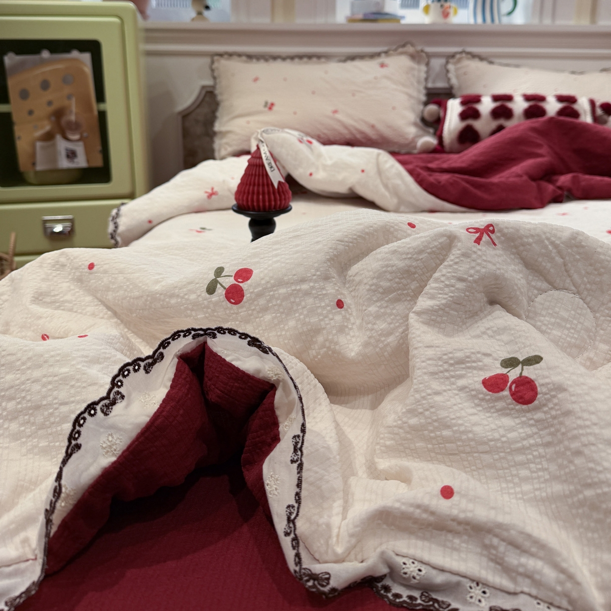 91家纺网 家纺一手货源 找家纺 水墨江南 2026新款泡芙纱全棉花边夏被四件套 花边夏被-樱桃啵啵