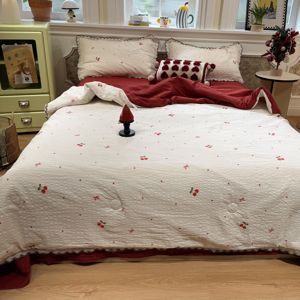 91家纺网 家纺一手货源 找家纺 水墨江南 2026新款泡芙纱全棉花边夏被四件套 花边夏被-樱桃啵啵