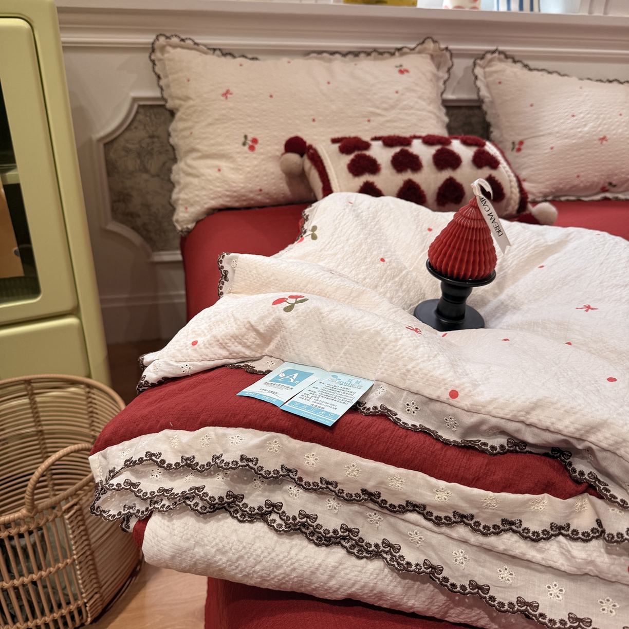 91家纺网 家纺一手货源 找家纺 水墨江南 2026新款泡芙纱全棉花边夏被四件套 花边夏被-樱桃啵啵