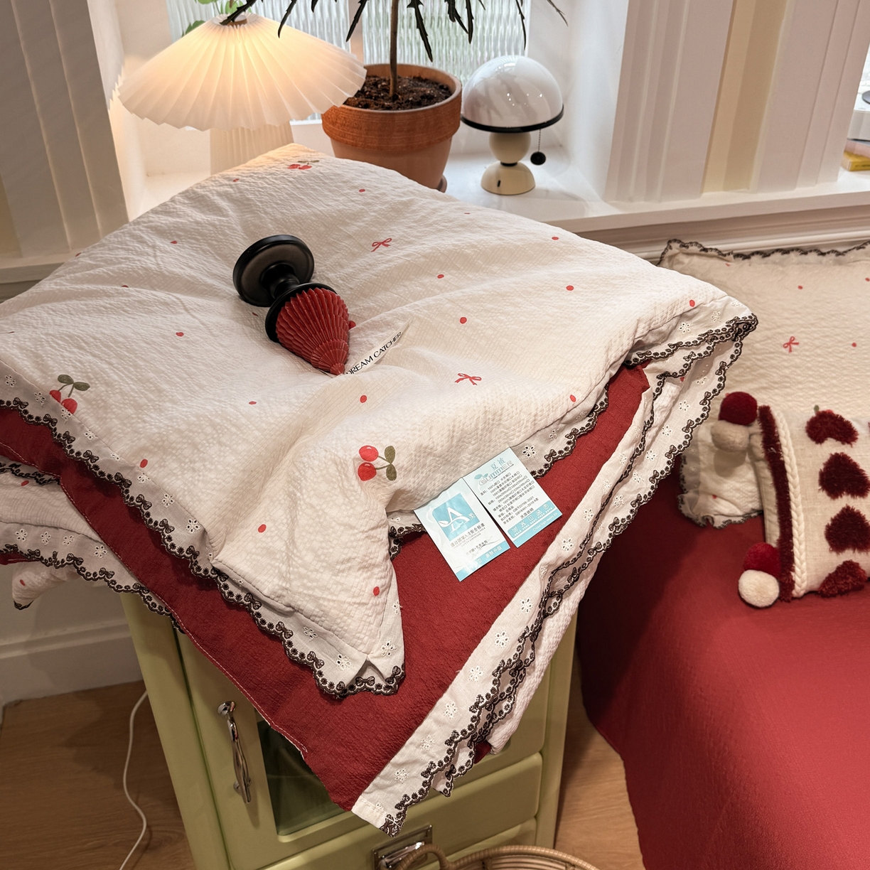 91家纺网 家纺一手货源 找家纺 水墨江南 2026新款泡芙纱全棉花边夏被四件套 花边夏被-樱桃啵啵