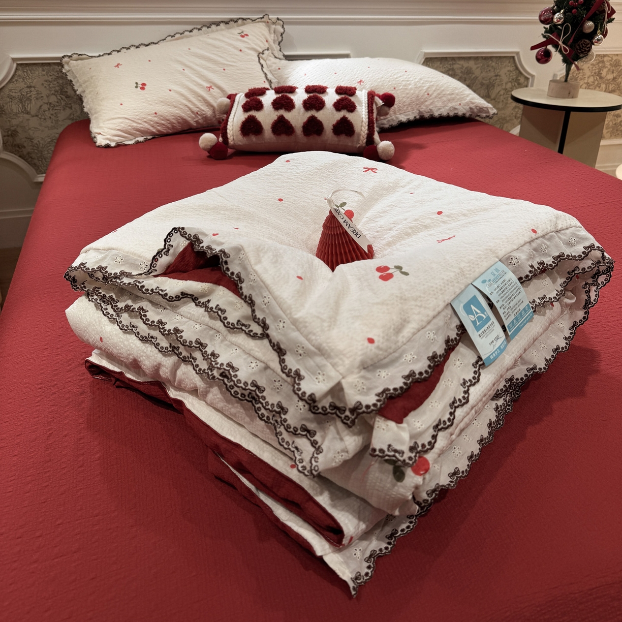 91家纺网 家纺一手货源 找家纺 水墨江南 2026新款泡芙纱全棉花边夏被四件套 花边夏被-樱桃啵啵