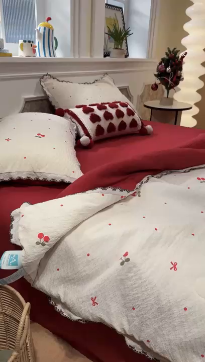 91家纺网 家纺一手货源 找家纺 水墨江南 2026新款泡芙纱全棉花边夏被四件套 花边夏被-樱桃啵啵