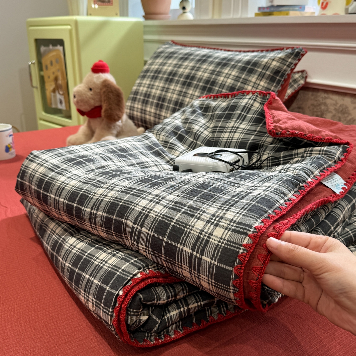 91家纺网 家纺一手货源 找家纺 水墨江南 2026新款云感皱皱纱贝壳边夏被四件套 夏被-布朗尼红